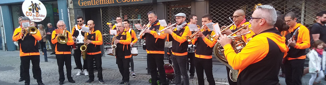 Ensemble De Musiciens Jouant Surtout Des Cuivres