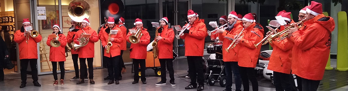 Ensemble De Musiciens Jouant Surtout Des Cuivres